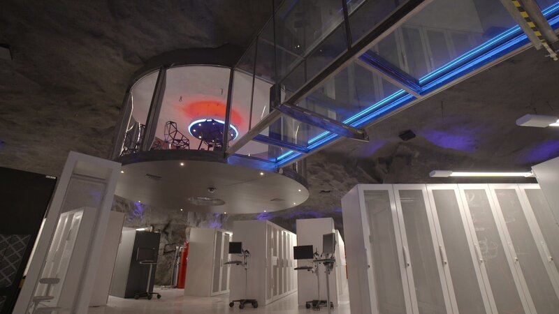 Ein schwedischer Internet Service Provider hat in einem ehemaligen Atombunker seinen Sitz. Spektakulärer Mittelpunkt ist der hängende Konferenzraum aus Glas. – Bild: Phoenix Television Limited /​ ZDF