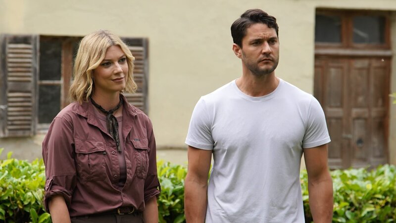 Phil T. and Heather A. outside the Chateau de Veauce castle. – Bild: Warner Bros. Discovery, Inc. or its subsidiaries and affiliates