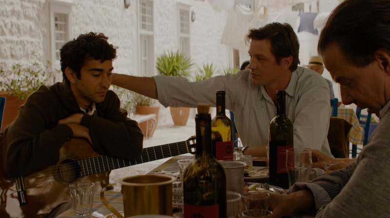 Leonard (Alex Wolff) beginnt, seine Gedichte auf der Gitarre zu begleiten. – Bild: NDR/​Nikos Nikolopoulos