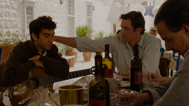 Leonard (Alex Wolff) beginnt, seine Gedichte auf der Gitarre zu begleiten. – Bild: NDR/​Nikos Nikolopoulos