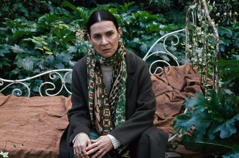 Inzwischen ist Suzanne (Géraldine Pailhas) von Massimo geschieden und sieht sich mit den hohen Kosten des Sommerhauses konfrontiert. Sie will ihren Kindern den geplanten Verkauf erklären. – Bild: Windy Production