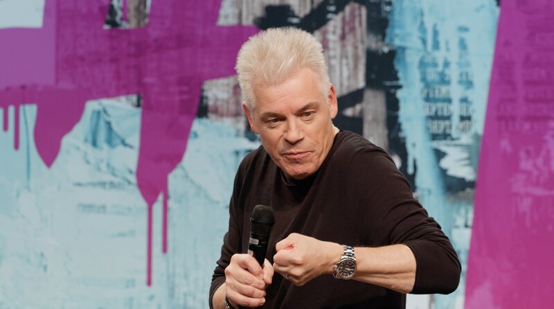 Michael Mittermeier live auf der Bühne im Circus Krone. – Bild: BR/​yo man ! media productions GmbH