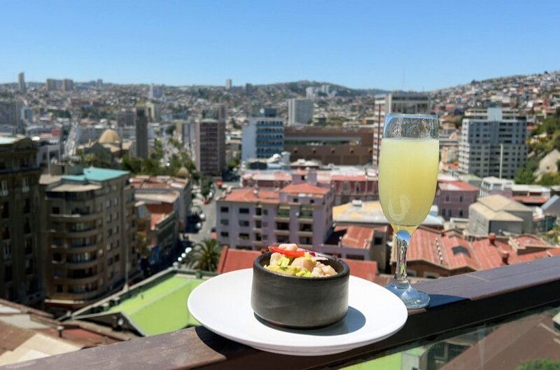 In Chile bereitet man die Ceviche aus Reineta zu: Der einheimische Fisch wird gewürfelt, mit rotem Paprika, grünen Chilischoten und Avocado vermengt, bevor man das Ganze in Limettensaft ziehen lässt. Dazu gibt es einen Pisco Sour. – Bild: Elephant Doc