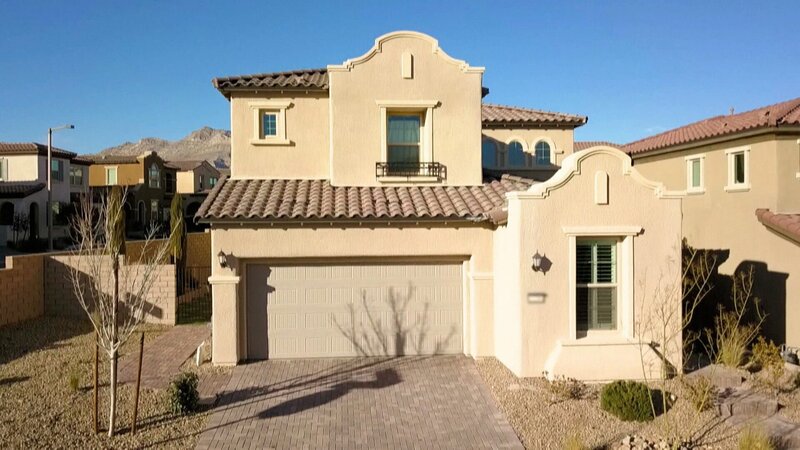 Eine Geburtstagsfeier in Las Vegas endet erfolgreich für ein Paar. Sie investieren den Gewinn in ein Familienhaus, dass ruhig gelegen außerhalb von Las Vegas stehen soll. David Bromstad sucht nach einer passenden Immobilie für das glückliche Paar. – Bild: HGTV