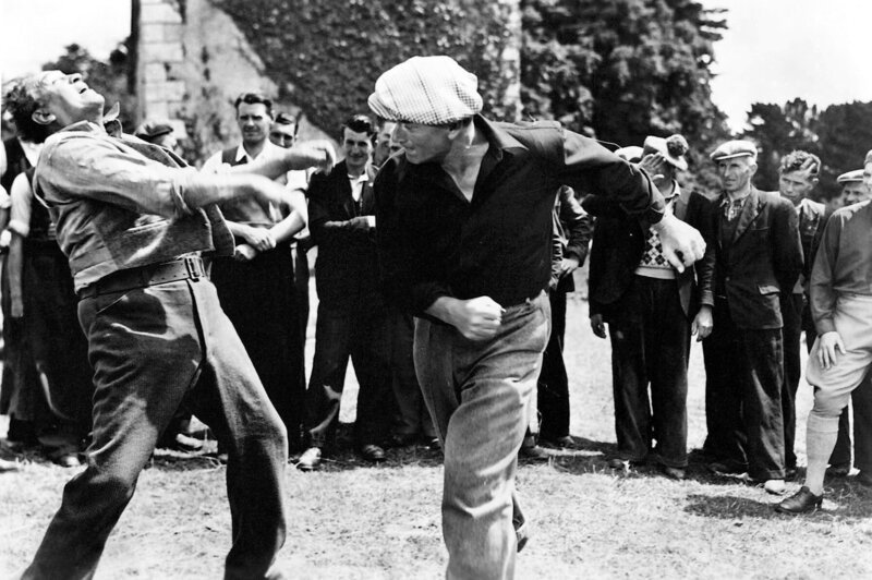 Endlich kommt es zu der lange erwarteten, handfesten Auseinandersetzung zwischen Sean Thornton (John Wayne, re.) und seinem Schwager Will Danaher (Victor McLaglen, li.), der seiner Schwester störrisch die Mitgtift verweigert. – Bild: ZDF/​Beta /​ MvH – ArtDesign /​ Barum ; fuer ARTE G.E.I.E.