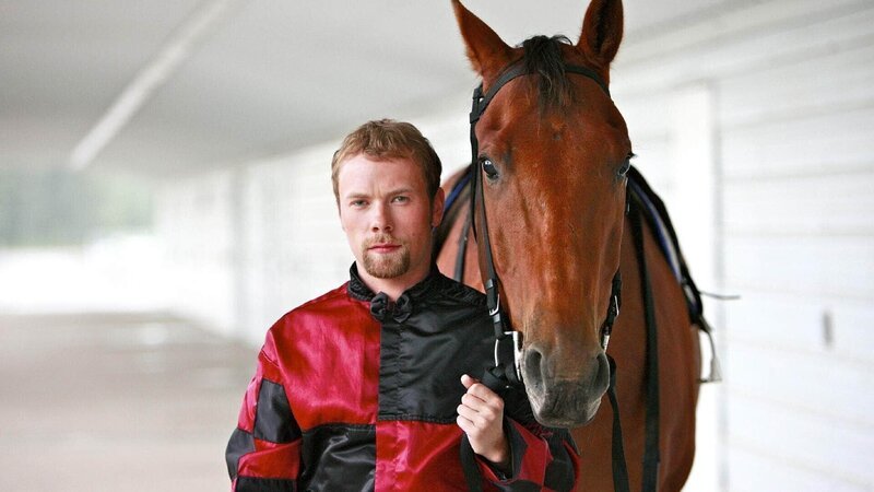 Es stellt sich heraus, dass Jockey Liam (Brendon Fletcher) das Rennpferd Lightning Dexter in der Startbox mit Elektroschocks traktiert hat. – Bild: MG RTL D