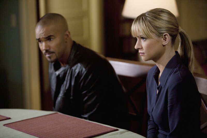 Ein neuer Fall führt das BAU-Team nach Rhode Island, wo ein Serienkiller wahllos Menschen an aufmerksamkeitsstarken Plätzen erschießt. Derek (Shemar Moore, l.) und JJ (AJ Cook, r.) beginnen sofort mit den Ermittlungen … – Bild: ABC Studios /​ Randy Holmes