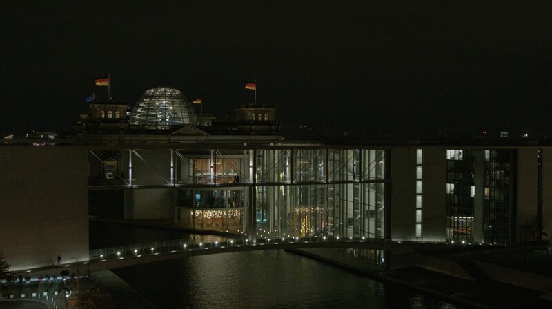 Wie steht es um die parlamentarische Demokratie? Am 16. Dezember 2024 stellte Olaf Scholz die Vertrauensfrage im Bundestag. Seitdem hat das Land eine der turbulentesten Phasen der deutschen Nachkriegsdemokratie erlebt. Im Zentrum des Films stehen Journalistinnen und Journalisten, die das parlamentarische Ringen einer Bevölkerung zu berichten und zu vermitteln versuchen, die immer weniger vertraut. – Das Berliner Regierungsviert bei Nacht. – Bild: rbb/​DOCDAYS/​Knut Schmitz