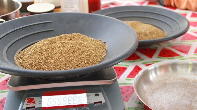 Close-up of gold pans. – Bild: Discovery Communications
