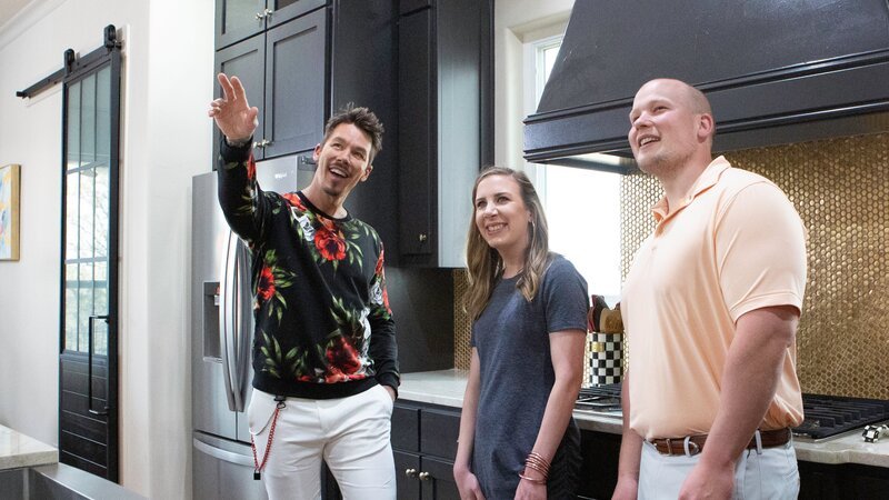 As seen on My Lottery Dream Home, host David Bromstad tours this spacious Aledo, Texas home with potential buyers, Nick and Katie Seiken who recently won a poker tournament. The Seiken’s dream home would have a big kitchen, modern design, and an open floor plan. – Bild: Jennifer Boomer/​Getty Images