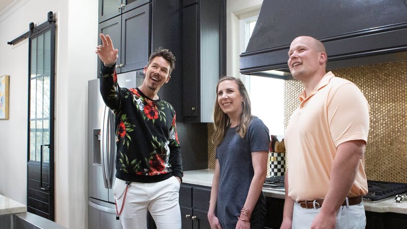 As seen on My Lottery Dream Home, host David Bromstad tours this spacious Aledo, Texas home with potential buyers, Nick and Katie Seiken who recently won a poker tournament. The Seiken’s dream home would have a big kitchen, modern design, and an open floor plan. – Bild: Jennifer Boomer/​Getty Images