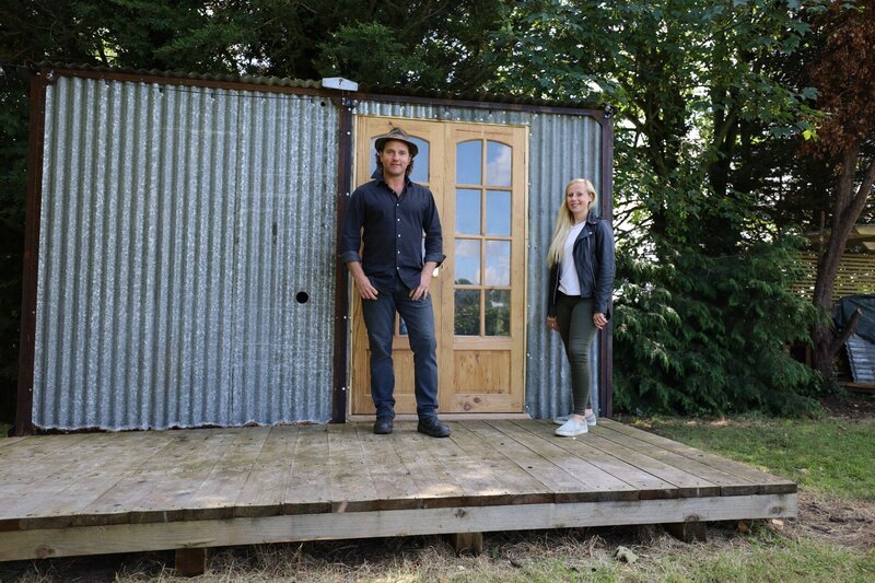 Simon Parfett und Tara vor dem Schuppen – Bild: RTL /​ Plimsoll Productions Ltd