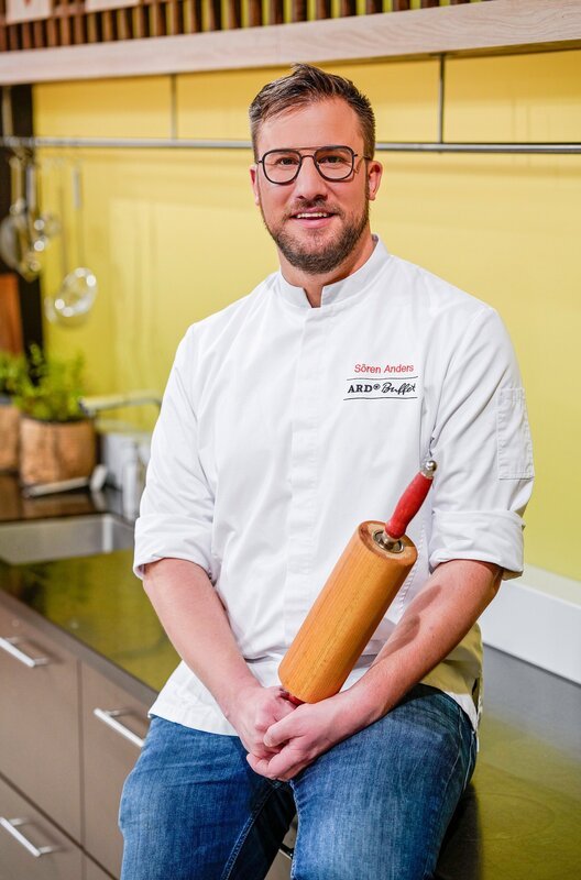 Diesmal gibt es kulinarischen Besuch aus Freiburg: Ben Kindler, geprägt von Erfahrungen der Sterneküche, trifft auf Sören Anders (Foto), den Karlsruher Meisterkoch. Gemeinsam bringen sie winterliche Aromen auf den Teller – Kindler mit einem kreativen Roastbeef mit Malzbier und Trockenfrüchten, Anders mit einem festlichen Zwiebelrostbraten-Klassiker. – Bild: SWR/​Christian Koch