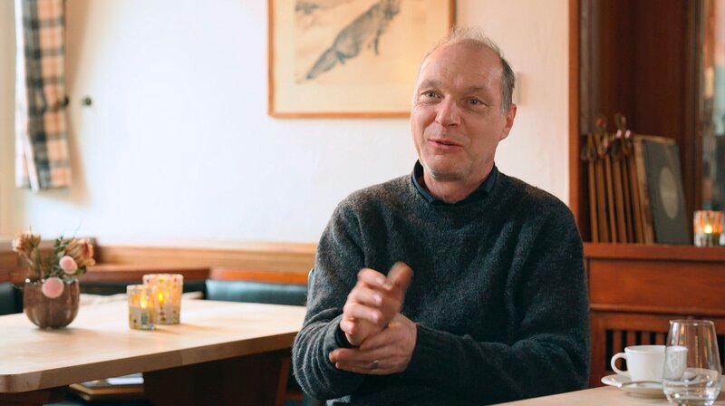 Schauspieler Martin Brambach hat die Winter seiner Kindheit in Ost-Berlin verbracht. Am liebsten am Kachelofen in der elterlichen Wohnung. – Bild: WDR Schauspieler Martin Brambach hat die Winter seiner Kindheit in Ost-Berlin verbracht. Am liebsten am Kachelofen in der elterlichen Wohnung. – Bild: WDR