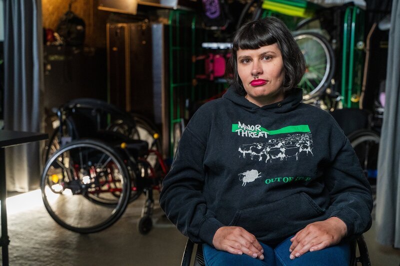 Als Gründerin will Lisa zeigen: Menschen mit Behinderung können Unternehmen führen und die Arbeitswelt inklusiver machen. – Bild: ZDF und Manuel Brem