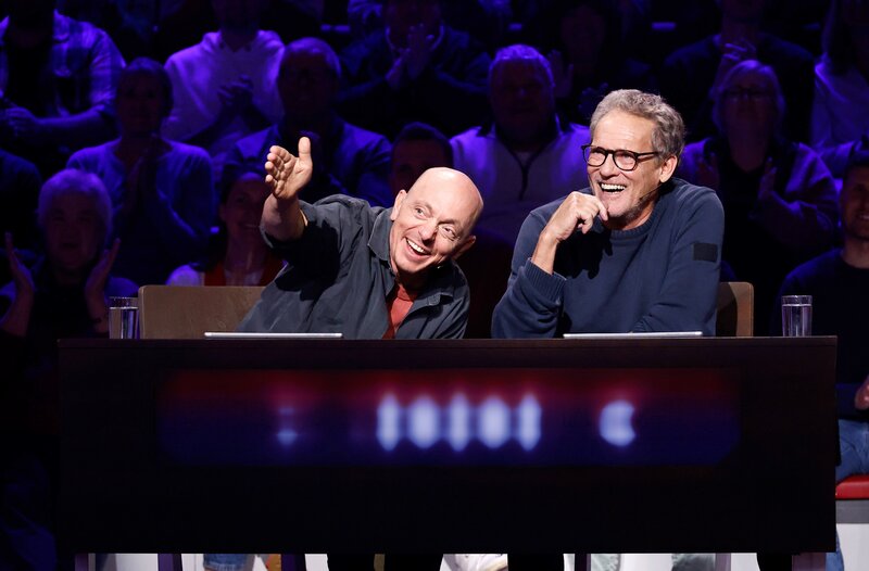 Rateteam-Kapitän Bernhard Hoëcker (l.) mit Schauspieler, Komiker und Autor Christian Tramitz (r.). – Bild: ARD/​NDR/​UFA SHOW & FACTUAL/​Morris Mac Matzen