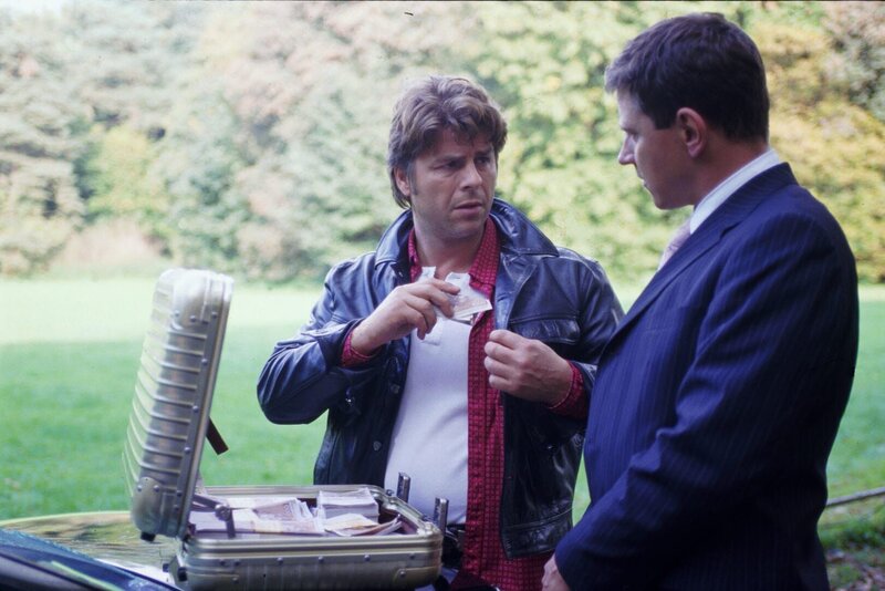 Jupp (Uwe Fellensiek, l.) und Taube (Christian M. Goebel, r.) nehmen den Geldkoffer in Augenschein und lassen Jennys 5000 DM daraus „verschwinden“. – Bild: SAT.1 /​ Dobrivoie Kerpenisan