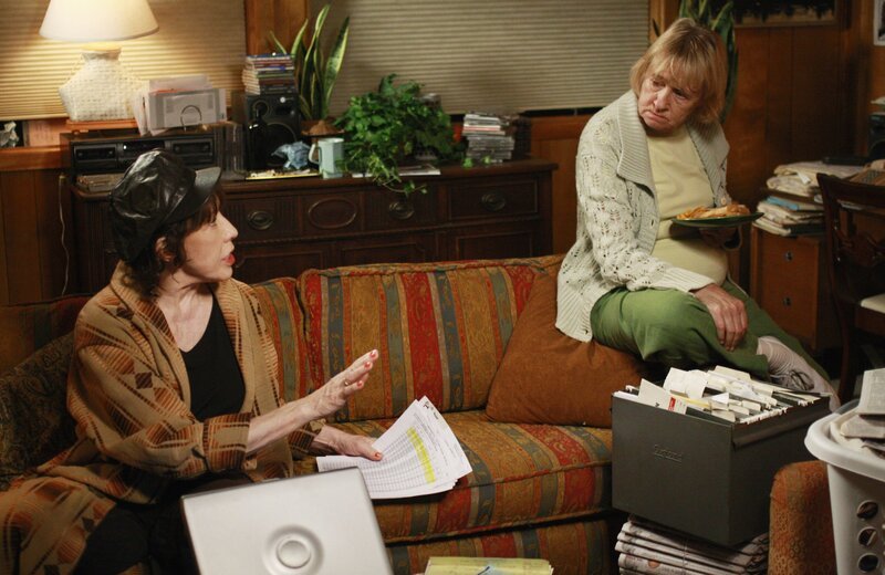 Wollen Klarheit über Dave haben: Mrs. McCluskey (Kathryn Joosten, r.) und ihre Schwester Roberta (Lily Tomlin, l.) … – Bild: Ron Tom