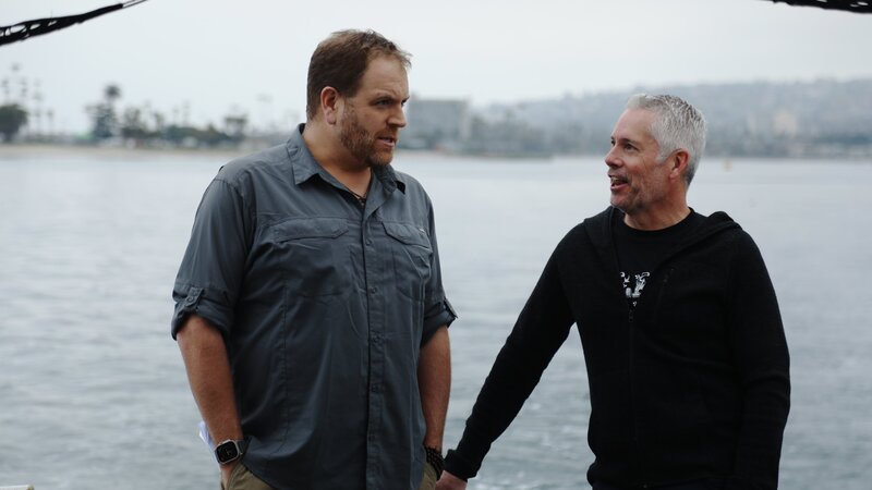 Host Josh Gates discusses upcoming dive with Brett Eldridge. – Bild: Warner Bros. Discovery, Inc. or its subsidiaries and affiliates. All rights reserved.