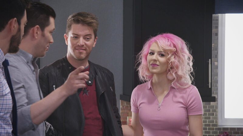 Drew und Jonathans Bruder JD zog vor acht Jahren in eine Junggesellenbude in einem historischen Viertel von Las Vegas. Inzwischen ist er verlobt – und das Haus soll in ein Märchenschloss verwandelt werden, in dem er mit seiner Verlobten Annalee alt werden kann. Drew und Jonathan machen ihrem Bruder ein Geschenk: Während die beiden in den Flitterwochen sind, renovieren sie das Haus. Davor dürfen die beiden noch ihre Wünsche abgeben. Ein bisschen Farbe und Leben soll ins Haus, sowie ein neuer Ess- und Wohnbereich und ein schöneres Schlafzimmer. Die beiden sind bereit, das Projekt Traumhaus für die eigene Familie in Angriff zu nehmen! – Bild: HGTV