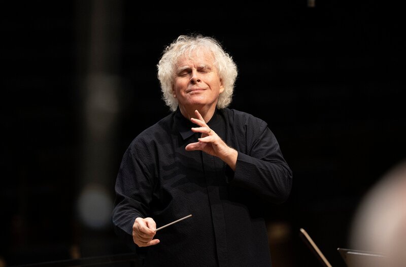 Chefdirigent des Symphonieorchesters des Bayerischen Rundfunks Sir Simon Rattle. Weiteres Bildmaterial finden Sie unter www.br-foto.de. – Bild: BR/​Astrid Ackermann
