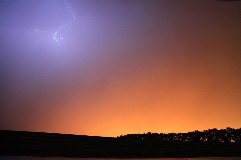 Lightening in the sky. – Bild: Discovery Communications