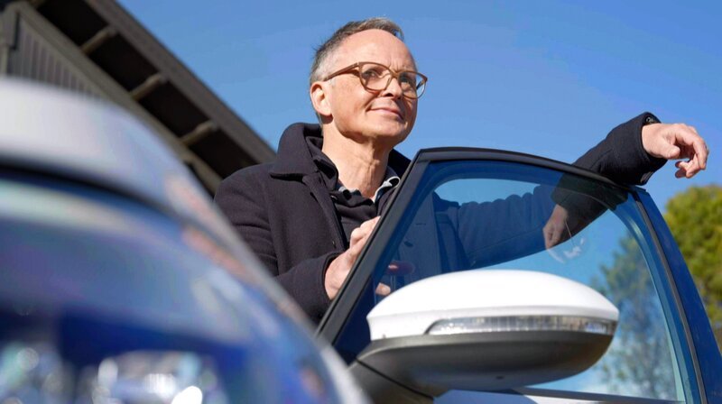 Unterwegs in Sachen E-Auto Check: SWR-Wissenschaftsjournalist Axel Wagner. – Bild: SWR