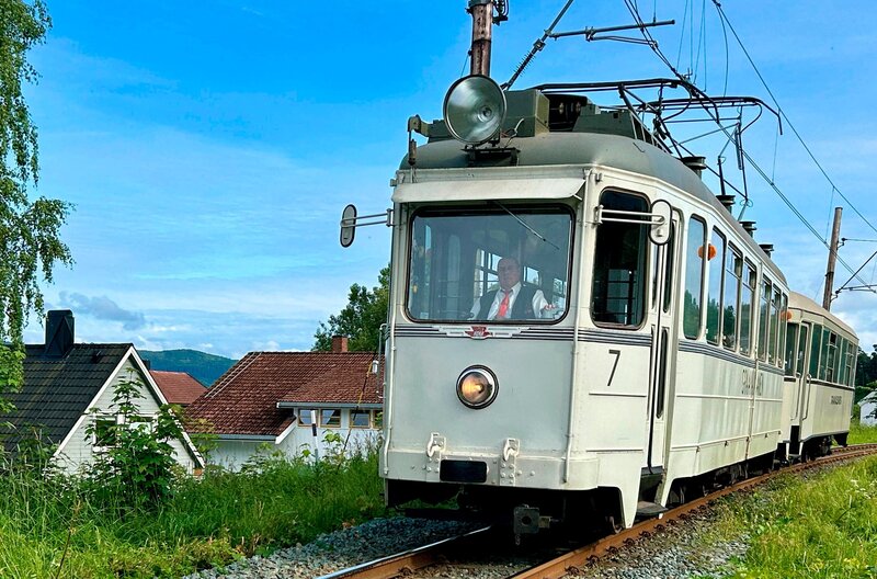 Die Gråkallbahn unterwegs in Trondheimer Höhenlage – Bild: SWR/​Kirsten Ruppel