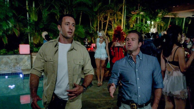 Als auf einer Halloween-Party ein Mann erschossen wird, werden Steve (Alex O’Loughlin, l.) und Danny (Scott Caan, r.) beauftragt, den Fall zu lösen … – Bild: 2013 CBS BROADCASTING INC. All Rights Reserved. Lizenzbild frei