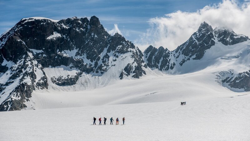 Die Gruppe und die Fernseh-Crew unterwegs am Col de Charmotane auf dem riesigen Otemmagletscher. – Bild: ZDF und SRF/​Michael Portmann