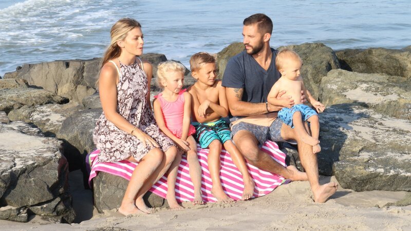 Contributors Ceiara Panetta (L) and Cody Panetta (CR) prepare to get interviewed with their children Savannah Panetta (CL), Brody Panetta (C), and Mason Panetta (R) on one of Ocean City’s beaches as seen on HGTV’s Beachfront Bargain Hunt. – Bild: HGTV /​ Discover Images /​ Discovery Communications, LLC.