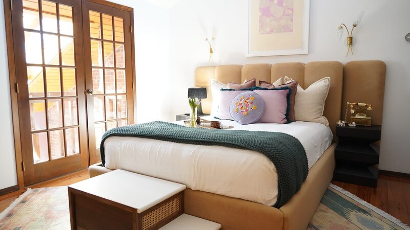 Brock and Colleen DeBoer’s bedroom after renovation, as seen on Down Home Fab, Season 3. – Bild: Warner Bros. Discovery, Inc. or its subsidiaries and affiliates. All rights reserved.