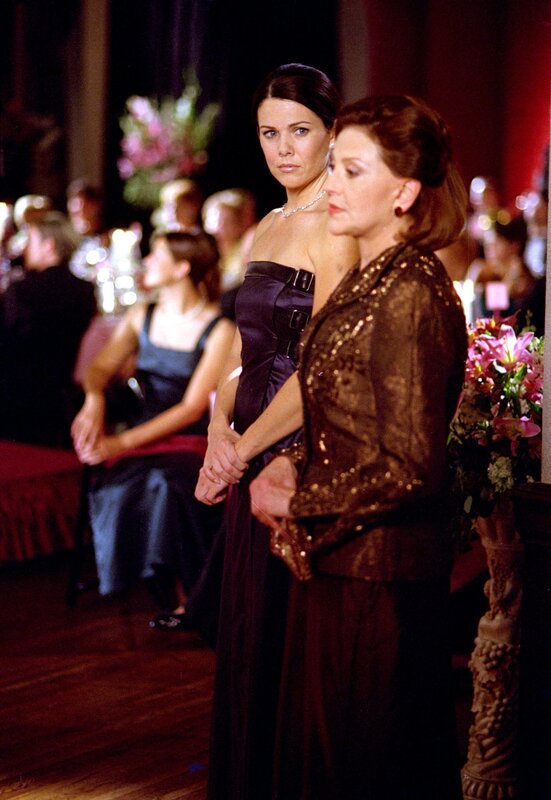 Eigentlich müsste Emily (Kelly Bishop, r.) am Tag des Debütantinnenballs überglücklich sein, denn Rory hat zugestimmt dort teilzunehmen, doch dann erkennt Lorelai (Lauren Graham, l.), dass ihre Mutter etwas bedrückt und macht einen großen Schritt auf sie zu … – Bild: Warner Bros. Entertainment, Inc.