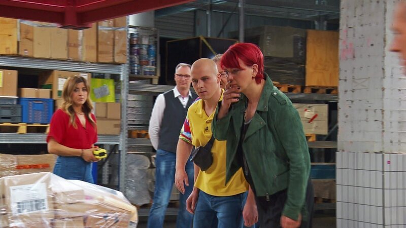 Eva (re.) ist die Newcomerin in der Händlerrunde und erst durch Corona ins Retourengeschäft eingestiegen. – Bild: RTLZWEI