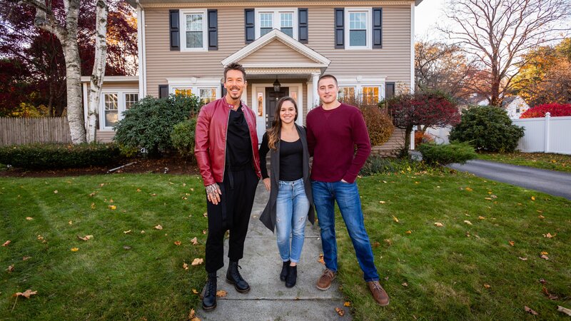 As seen on My Lottery Dream Home, prospective home buyers Laura and John Nickerson at the Salisbury Colonial house in Worcester Massachusetts. Portrait, Exterior. – Bild: Scripps Networks, LLC /​ Jason Grow/​Getty Images