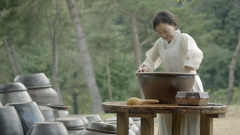 Die Herstellung von Sojabohnen-Paste ist hier noch Handarbeit: Erst werden die Bohnen ausgekocht, gepresst und in einem Gefäß in Form gebracht. Die Blöcke trocknen dann mehrere Monate an der Luft. – Bild: ZDF und Cable News Network and Zero Point Zero