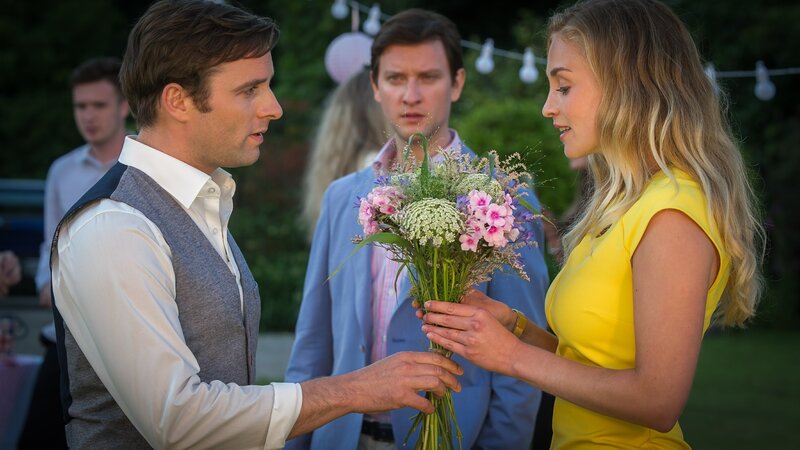 Überraschenderweise taucht Amandas (Teresa Klamert, r.) Ex-Freund Stephen (Jonas Laux, l.) auf ihrer Geburtstagsfeier auf. Ganz zum Unmut ihres neuen Freundes Robert (Adam Ganne, M.). – Bild: ZDF/​Jon Ailes