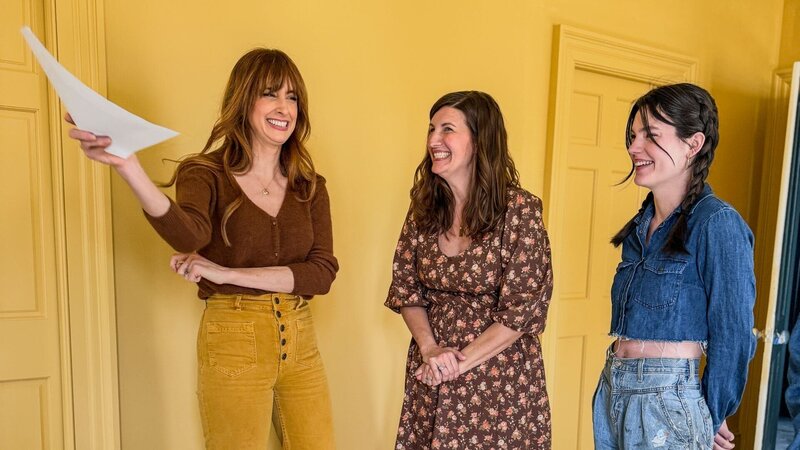 This image has been distributed to our partners.; Gray and Chelcie meet with the Daughters of paint, Eson and Casey to discuss the primary bedroom accent paintwork, as seen on Happy to be Home S2 – Bild: Warner Bros. Discovery, Inc. or its subsidiaries and affiliates