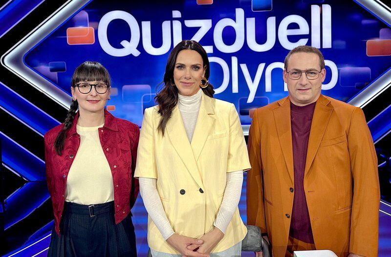 Moderatorin Esther Sedlaczek (M.) mit den Kandidaten des Teams „Jäger“: Annegret Schenkel (l.) und Manuel Hobiger (r.) – Bild: ARD/​ITV Studios