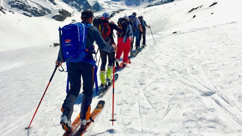 Im Aufstieg zur Cabane de Dix, die Gruppe ist bereits mehrere Stunden unterwegs. Die Haute Route dauert sechs Tage und erfordert Kondition und Ausdauer. – Bild: ZDF und SRF