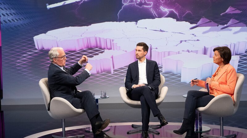 Zu Gast bei Moderatorin Sandra Maischberger (r): v.l.n.r. Rüdiger von Fritsch (langjähriger Botschafter Deutschlands in Moskau) und Vassili Golod (Ukraine-Korrespondent der ARD). – Bild: WDR/​Melanie Grande