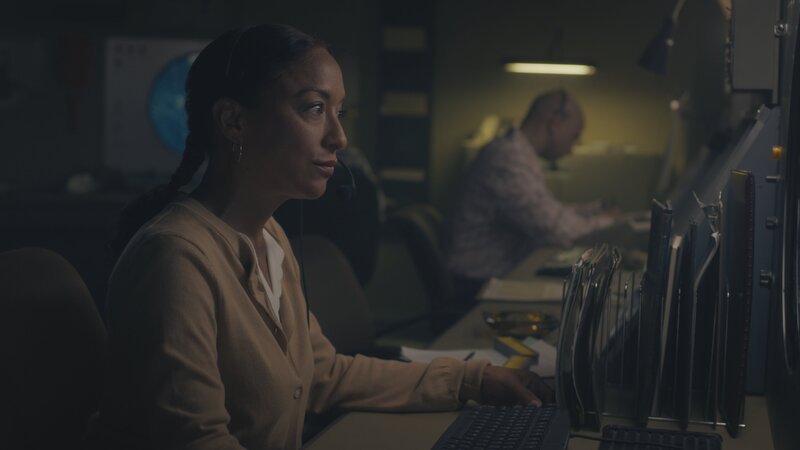 REENACTMENT – Ein Fluglotse aus Springfield, Illinois, hat nach dem Start ein kleines Problem mit der Elektrik und gibt der Air Illinois 710 die Freigabe für den Weiterflug zu ihrem Zielort Carbondale, Illinois.  (Cineflix 2021) – Bild: Cineflix 2021