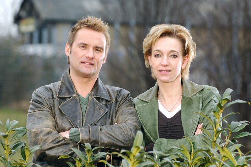 Kommissar Bernd Kuhnt (l.) und seine Kollegin Conny Niedrig (r.) ermitteln im Team. – Bild: SAT.1 /​ Stefan Menne