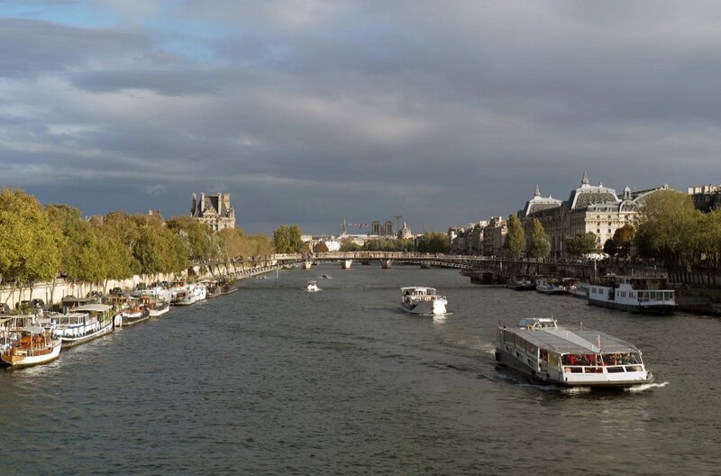 Die Seine gilt als Wahrzeichen von Paris. – Bild: Elephant Doc