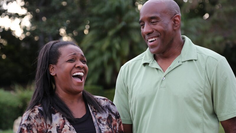 Rochelle Poland and Greg Poland share a laugh out in the lawn. – Bild: Discovery Communications