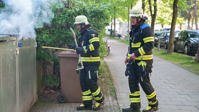 Robert Zimmer and Simon Falkner are on duty at a burning trash can. – Bild: Warner Bros. Discovery, Inc. or its subsidiaries and affiliates