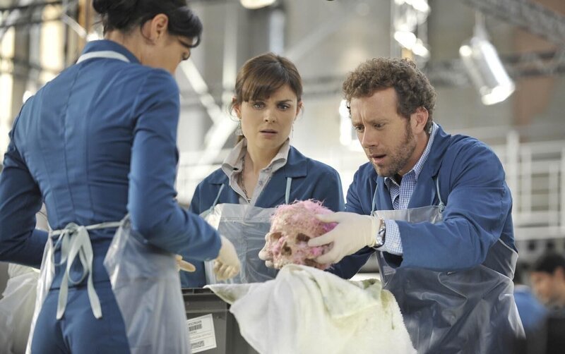 Bei der Untersuchung der Überreste eines alten Sklavenschiffes finden Cam (Tamara Taylor, l.), Brennan (Emily Deschanel) und Hodgins (T.J. Thyne) ein Skelett, das nicht in das übrige Muster passt. – Bild: Richard Foreman