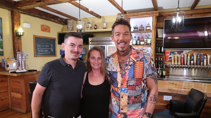 Christopher Jean (left), Samantha Jean (center), and host David Bromstad (right) meet discuss wishlist items. – Bild: Scripps Networks, LLC. All Rights Reserved.