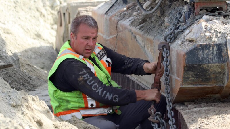 Tupper helping chain up washplant – Bild: Warner Bros. Discovery, Inc. or its subsidiaries and affiliates