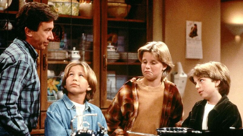 Tim (Tim Allen) muss sich um die Versorgung der Jungs (v.re.: Taran Noah Smith, Zachery Ty Bryan, Jonathan Taylor Thomas) und den Haushalt kümmern, damit Jill sich auf eine Uniprüfung vorbereiten kann. – Bild: TVNOW /​ Touchstone Television
